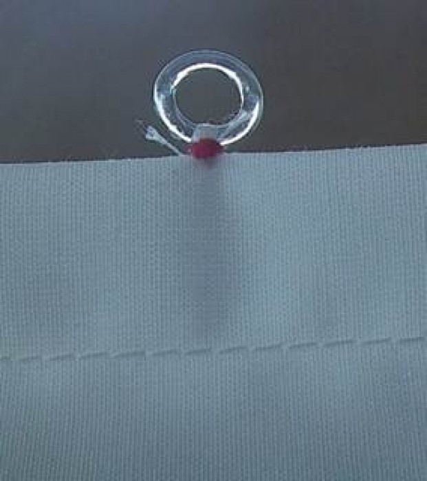 MALÉ TRANSPARENTNÍ kroužky jsou nenápadné a neruší tak cekový dojem.