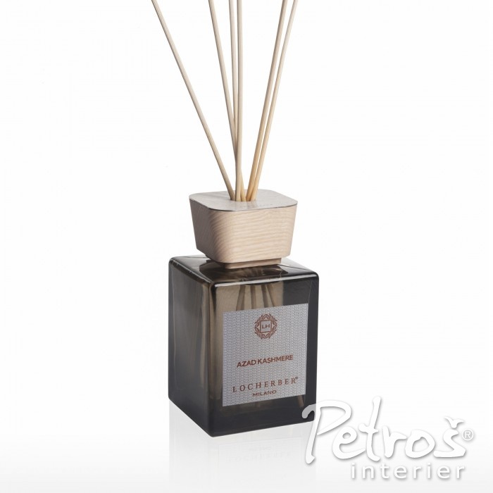 VÍČKO V KLASICKÉM TVARU tak, jak jej navrhli designéři značky Locherber. Každá vůně má svůj vlastní design a barvu.