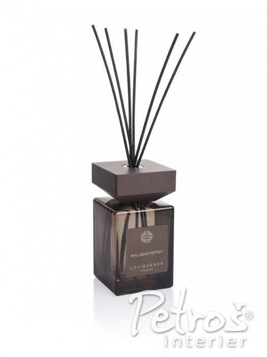 VÍČKO V KLASICKÉM TVARU tak, jak jej navrhli designéři značky Locherber. Každá vůně má svůj vlastní design a barvu.