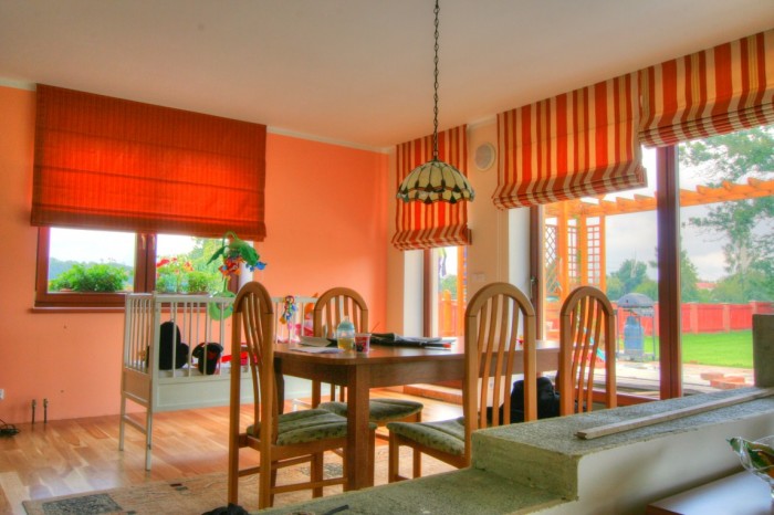PROSTOR pro kuchyň, jídelnu a obývací část na sebe v rodinných domech často plynule navazují. Na poli dekorací jsou takové interiéry velkou výzvou, lákají ke kombinování vzorů a využití nových možností.