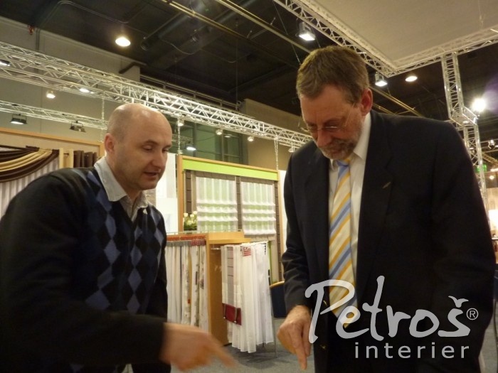 DESIGNÉR RADOMÍR PETROŠ (vlevo) na veletrhu Heimtextil 2013 probírá žhavé módní novinky s naším dvorním dodavatelem, který je zároveň jedním z posledních německých výrobců záclon a dekoračních látek.